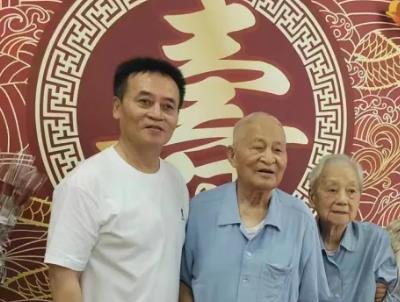 Kaiyun官方网站登录入口有伴社区唐爷爷的百岁寿辰，共绘岁月长卷