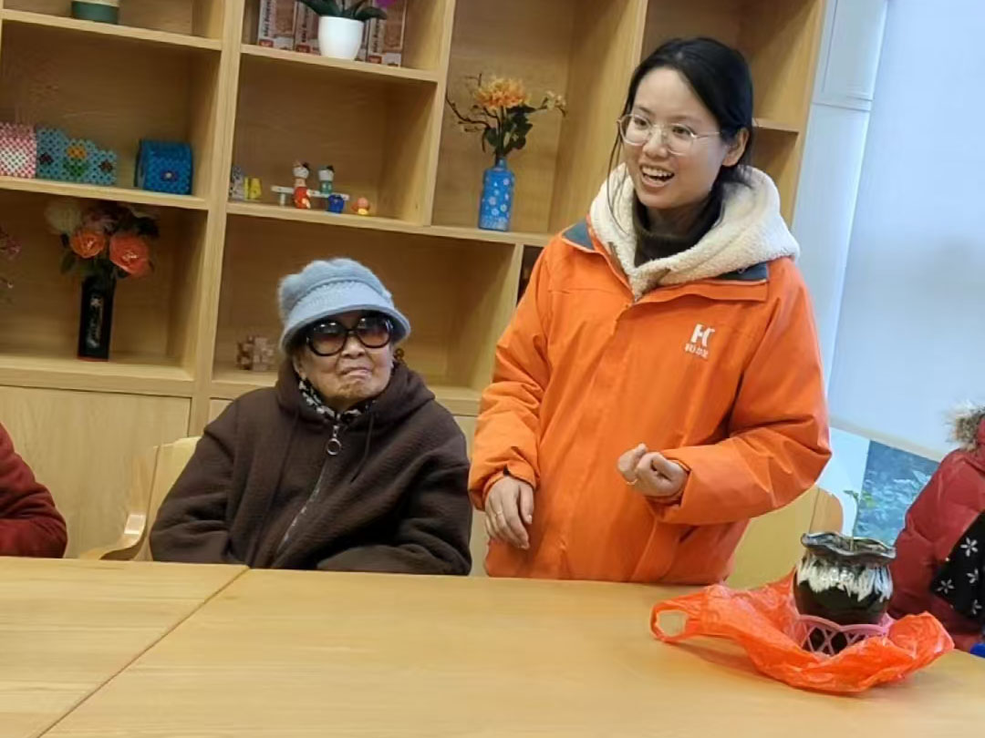 今天的园艺辅疗课为大家带来的主题是“彩椒种植”，一起来看看爷爷奶奶们种植的彩椒吧！