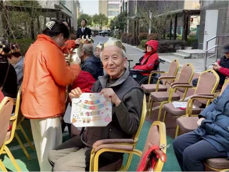 寿星欢聚，春日共庆好时光