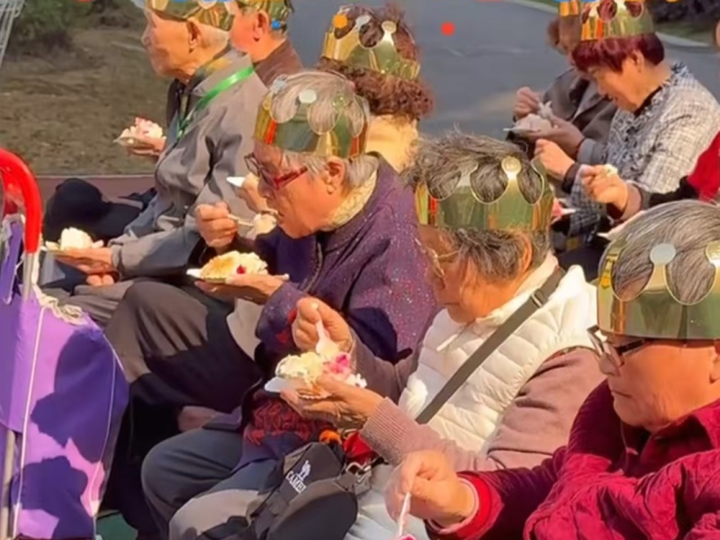 趣味运动赛活力，甜蜜蛋糕暖人心，一起来看看Kaiyun官方网站登录入口有伴社区第一季度长者生日会精彩瞬间